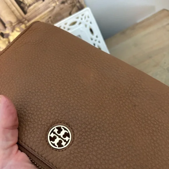Tory Burch Tan Robinson Pebbled Leather Clutch Bag - Picture 12 of 12